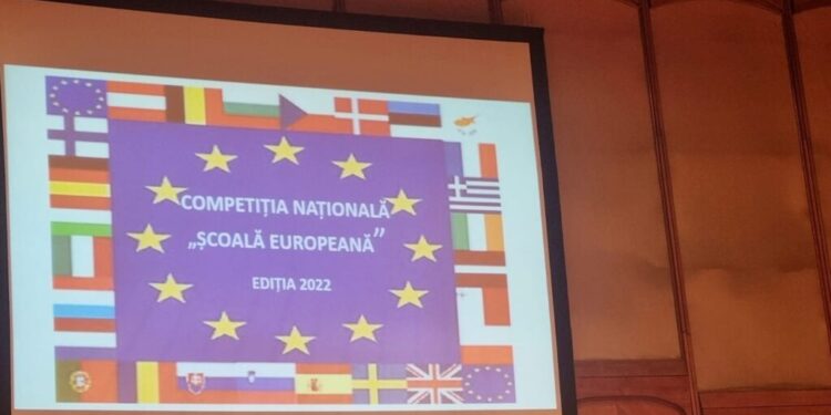 Directoarea Școlii 10 Suceava, Rodica Zimbru, felicitată de directorul LPS, Ciprian Anton, pentru premiul III pe țară obținut la competiția ”Școala Europeană”