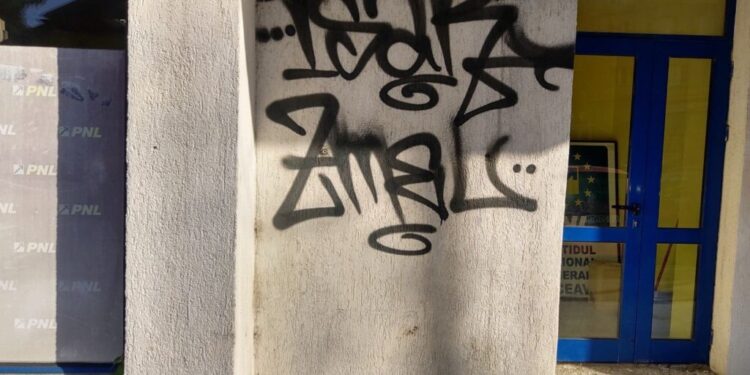 Puneți mîna pe mătură și pe gălețile cu var și cu apă!