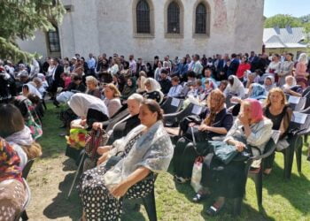 Sute de credincioși, în picioare, pe scaune ori așezați pe covoare, la slujbă, de ziua Sfîntului Mare Mucenic Ioan cel Nou de la Suceava (FOTO)