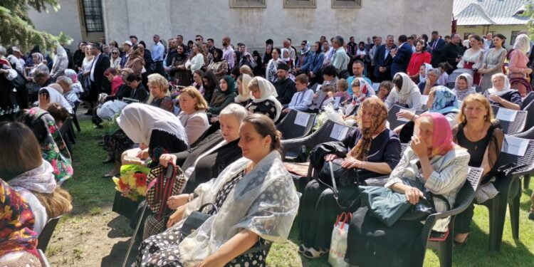 Sute de credincioși, în picioare, pe scaune ori așezați pe covoare, la slujbă, de ziua Sfîntului Mare Mucenic Ioan cel Nou de la Suceava (FOTO)