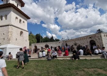 Hramul Mănăstirii ”Sfîntul Ioan cel Nou”: Curtea, plină de pelerini, unii îmbrăcați în costume populare. Un credincios a fluturat steagul tricolor. La slujbă au participat și oficialități locale (FOTO)