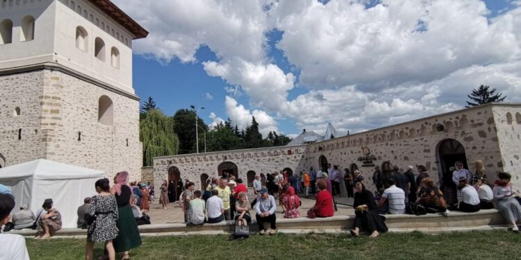 Hramul Mănăstirii ”Sfîntul Ioan cel Nou”: Curtea, plină de pelerini, unii îmbrăcați în costume populare. Un credincios a fluturat steagul tricolor. La slujbă au participat și oficialități locale (FOTO)