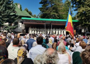 Hramul Mănăstirii ”Sfîntul Ioan cel Nou”: Curtea, plină de pelerini, unii îmbrăcați în costume populare. Un credincios a fluturat steagul tricolor. La slujbă au participat și oficialități locale (FOTO)
