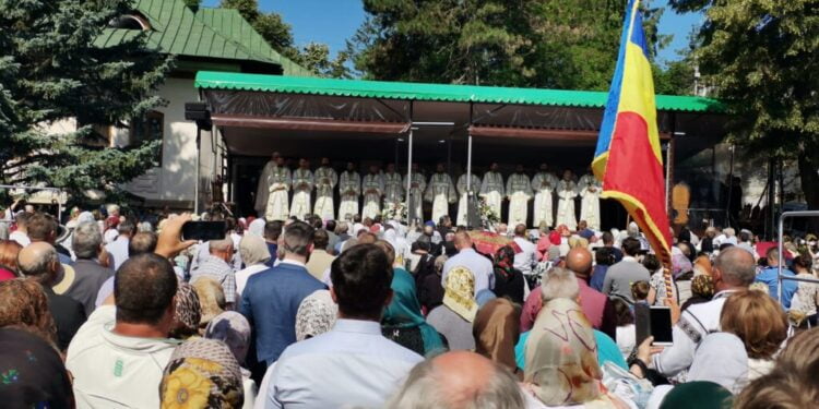 Hramul Mănăstirii ”Sfîntul Ioan cel Nou”: Curtea, plină de pelerini, unii îmbrăcați în costume populare. Un credincios a fluturat steagul tricolor. La slujbă au participat și oficialități locale (FOTO)