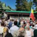 Hramul Mănăstirii ”Sfîntul Ioan cel Nou”: Curtea, plină de pelerini, unii îmbrăcați în costume populare. Un credincios a fluturat steagul tricolor. La slujbă au participat și oficialități locale (FOTO)