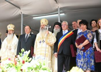 Înaltul Calinic a adus din nou ploaia de premii la Suceava. Au fost premiați peste 70 de clerici, miniștri, primari, șefi de instituții și aleși județeni