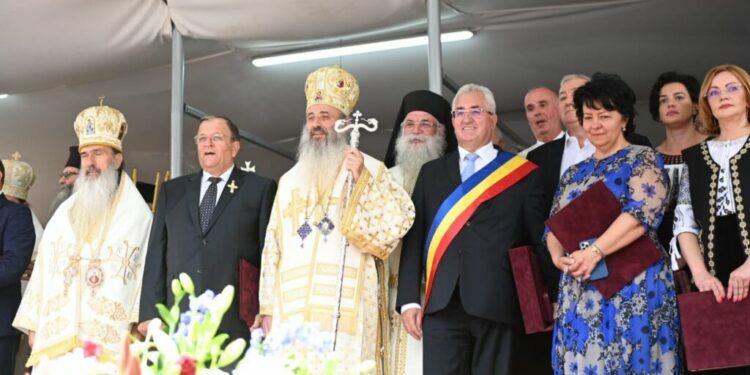Înaltul Calinic a adus din nou ploaia de premii la Suceava. Au fost premiați peste 70 de clerici, miniștri, primari, șefi de instituții și aleși județeni