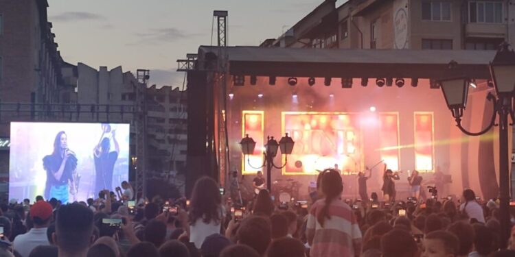 Alexandra Cuza, recital de Zilele Sucevei. Radio Top a cîștigat un redactor, însă scena muzicală a pierdut un artist. La concertul Andrei, care s-a bucurat de succes, esplanada Casei Culturii a fost neîncăpătoare (FOTO)