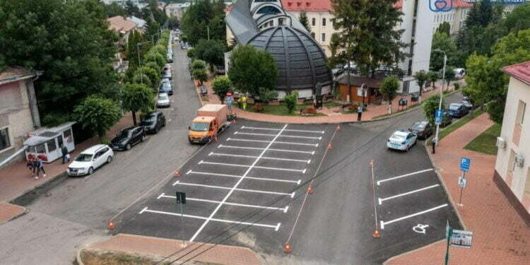 26 de locuri de parcare, amenajate pe Anastasie Crimca. Pe Republicii se refac trotuarele și se extind parcările