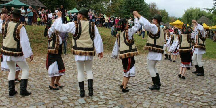 Chef Cătălin Scărlătescu, Ansamblul ”Ciprian Porumbescu” și meșterii populari și producătorii locali au adus la Muzeul Satului Bucovinean 8.470 de vizitatori din mai toată țara și din Diaspora