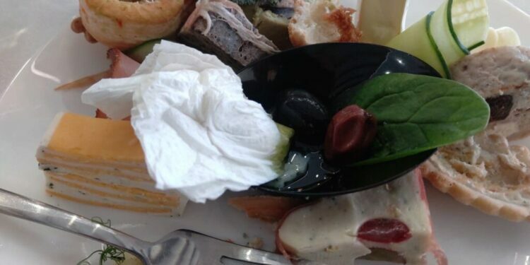 Unii fură de foame, alții fac risipă de mîncare