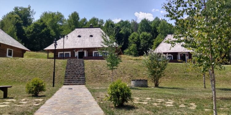 Proprietarul ”Vetrei Boierești” din Cacica: Turiștii nu prea mai ajung în Bucovina din cauza scumpirii vieții, dar și a războiului din Ucraina. Turiști străini nu prea sînt, fiindcă Bucovina nu este promovată suficient în alte țări