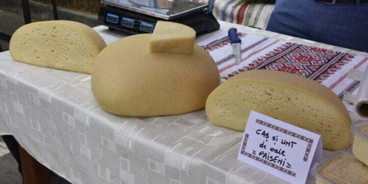 Zilele Comunei Cornu Luncii, cu umbrele în culorile drapelului național, concert de muzică populară și sarmale cu urdă, plăcinte cu brînză, dulcețuri, zacuscă, alivancă și tarte cu fructe. Plus invitați cu nume, cum ar fi prorectorul USV Mihai Dimian (FOTO)