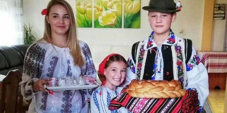 Turiști străini, la Dolheștii Mici, la un fierar, un cojocar și un apicultor, la o plimbare călare și la o ciorbă de cartofi cu smîntînă (Foto)