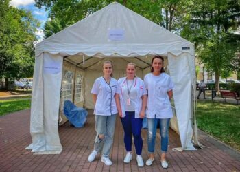 Elevi la Postliceala Sanitară Rădăuți, servicii de prim ajutor la cortul de lîngă Catedrală