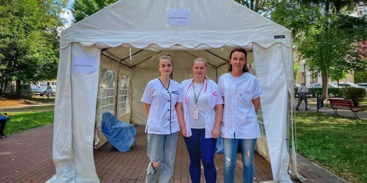 Elevi la Postliceala Sanitară Rădăuți, servicii de prim ajutor la cortul de lîngă Catedrală