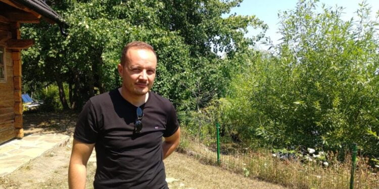 Cosmin Păstrăv, ”fiu al satului Sf. Ilie”, a ajuns întîmplător să inițieze proiectul de restaurare a bisericii ctitorite de Ștefan cel Mare în comuna Șcheia