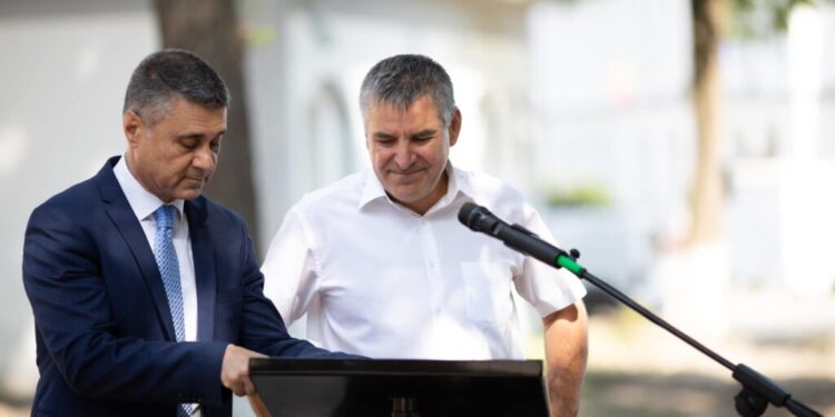 Ambasadorul Israelului la București, David Saranga, la Siret, la inaugurarea unui parc în memoria lui Yitzhak Artzi, un om care a ajutat la salvarea copiilor ce urmau să fie deportați în lagărele din Transnistria (Foto)