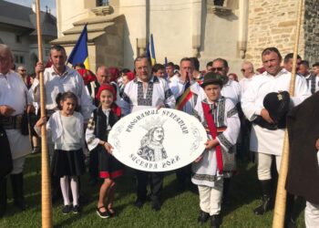 Mii de pelerini, la Putna, de Sfîntul Voievod Ștefan cel Mare. Gheorghe Flutur: Eu cred că în anii viitori va fi neîncăpătoare Putna. De aceea trebuie să ne gîndim inclusiv la parcări și la lărgirea drumurilor