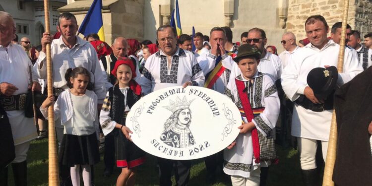 Mii de pelerini, la Putna, de Sfîntul Voievod Ștefan cel Mare. Gheorghe Flutur: Eu cred că în anii viitori va fi neîncăpătoare Putna. De aceea trebuie să ne gîndim inclusiv la parcări și la lărgirea drumurilor