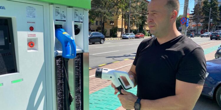 Alte 7 stații de încărcare a mașinilor electrice: în parcarea Hotelului „Bucovina”, în zona patinoarului, într-o laterală a clădirii Teatrului „Matei Vișniec”, în spatele Complexului Comercial „Bucovina” și în zona fostului „Centrofarm”