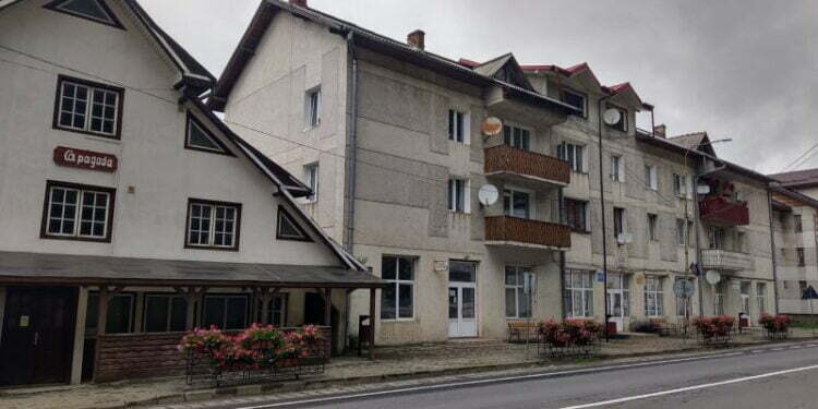 Imaginea Angelicăi Fădor, cu basca întoarsă și cu role în picioare, pe blocurile din Iacobeni