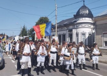 455 de artiști din cinci țări, la Cîmpulung, la ”Întîlnirile bucovinene”. Evenimentul a costat 400.000 de lei: 200.000 au fost din bugetul localității, iar 200.000 s-au făcut din taxele plătite de comercianți. Nu au fost reclamații pentru că drumul european a fost blocat (Foto)