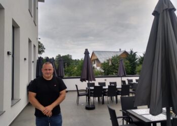 A plecat în străinătate să-și cumpere o bicicletă și a revenit acasă, la Bosanci, după 23 de ani, unde a deschis un restaurant cu specific libanez. La acesta lucrează un ospătar și trei bucătari libanezi