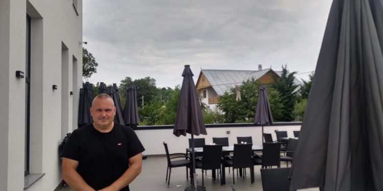 A plecat în străinătate să-și cumpere o bicicletă și a revenit acasă, la Bosanci, după 23 de ani, unde a deschis un restaurant cu specific libanez. La acesta lucrează un ospătar și trei bucătari libanezi
