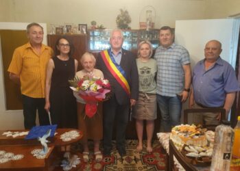 Maria Grijincu, premiată de municipalitate la împlinirea vîrstei de 100 de ani