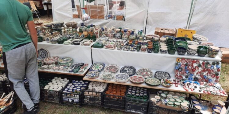 Chef Cătălin Scărlătescu, selfie în Muzeul Satului Bucovinean cu un artist care i-a cîntat la fluier (Foto)