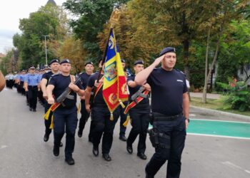 Ziua Imnului, în centrul Sucevei, cu militari activi și în rezervă, veterani, preoți, fanfară și oficiali (Foto)