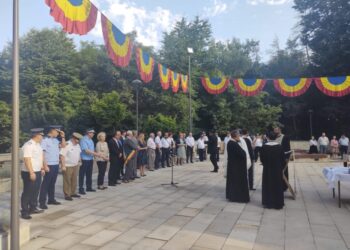 Slujbă religioasă și depuneri de coroane de flori, la statuia ecvestră a lui Ștefan cel Mare, la 518 de ani de la trecerea la cele veșnice a ”apărătorului creștinătății” (FOTO)