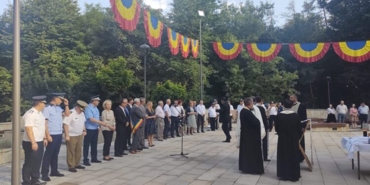 Slujbă religioasă și depuneri de coroane de flori, la statuia ecvestră a lui Ștefan cel Mare, la 518 de ani de la trecerea la cele veșnice a ”apărătorului creștinătății” (FOTO)