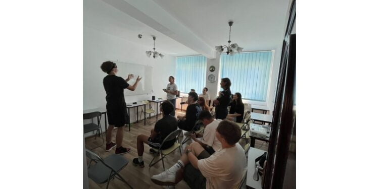 Adolescenți, cu ochelari speciali, ca să vadă cum se simt dacă se îmbată ori dacă se droghează