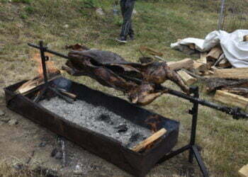 Zilele Comunei Cornu Luncii, cu umbrele în culorile drapelului național, concert de muzică populară și sarmale cu urdă, plăcinte cu brînză, dulcețuri, zacuscă, alivancă și tarte cu fructe. Plus invitați cu nume, cum ar fi prorectorul USV Mihai Dimian (FOTO)