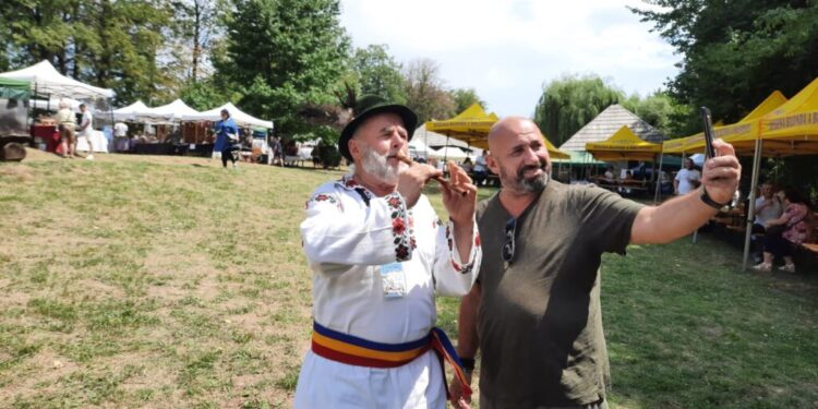 Chef Cătălin Scărlătescu, selfie în Muzeul Satului Bucovinean cu un artist care i-a cîntat la fluier (Foto)