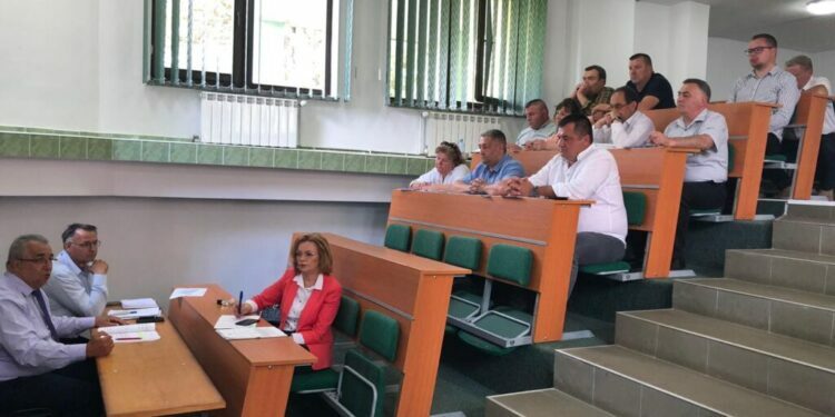 Reprezentanții celor 45 de localități din zona de munte a județului Suceava, la o dezbatere privind nevoile așezărilor din zona montană