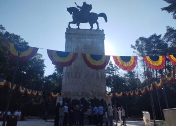 Slujbă religioasă și depuneri de coroane de flori, la statuia ecvestră a lui Ștefan cel Mare, la 518 de ani de la trecerea la cele veșnice a ”apărătorului creștinătății” (FOTO)