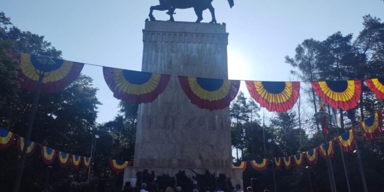 Slujbă religioasă și depuneri de coroane de flori, la statuia ecvestră a lui Ștefan cel Mare, la 518 de ani de la trecerea la cele veșnice a ”apărătorului creștinătății” (FOTO)