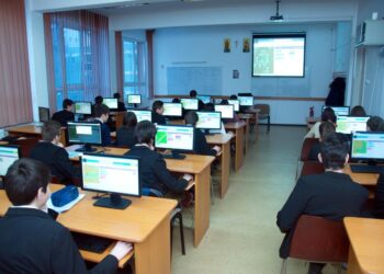 La cursuri, la Colegiul de Informatică ”Spiru Haret”, cu pantalon negru, sacou negru și cămașă albă sau bleu. Fetele au nevoie de fuste. ”Nu e normal să vii la școală cu blugi rupți și cu genți Louis Vuitton, în condițiile în care unii dintre colegii tăi nu au nici după ce bea apă”