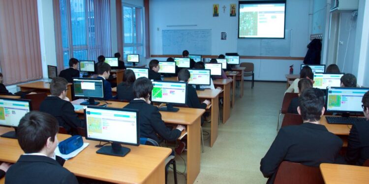 La cursuri, la Colegiul de Informatică ”Spiru Haret”, cu pantalon negru, sacou negru și cămașă albă sau bleu. Fetele au nevoie de fuste. ”Nu e normal să vii la școală cu blugi rupți și cu genți Louis Vuitton, în condițiile în care unii dintre colegii tăi nu au nici după ce bea apă”