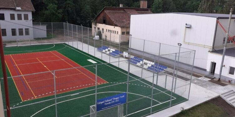 Terenurile de sport ale școlilor cîmpulungene, deschise pe perioada vacanței. Primarul Mihăiță Negură: Conducerile școlilor trebuie să știe cine intră, cine iese, după un program foarte bine stabilit