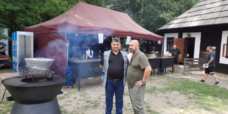 Chef Cătălin Scărlătescu, selfie în Muzeul Satului Bucovinean cu un artist care i-a cîntat la fluier (Foto)