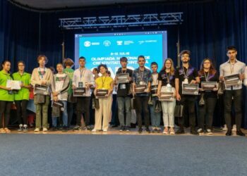 Elevii suceveni premiați la Olimpiada Națională de Creativitate Științifică: Mihai Alexandru Hulubeac și Antonie Rareș Grigoraș, de la ”Petru”, și Mirela Comșa și David Botezat, de la ”Ștefan”. Profesori îndrumători, Anca Greculeac și Cristina Amalia Dumitraș