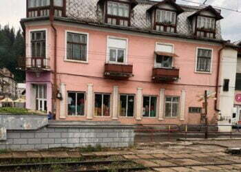 Primarul municipiului-stațiune Vatra Dornei, Ilie Boncheș, ascuns sub birou, de rușine