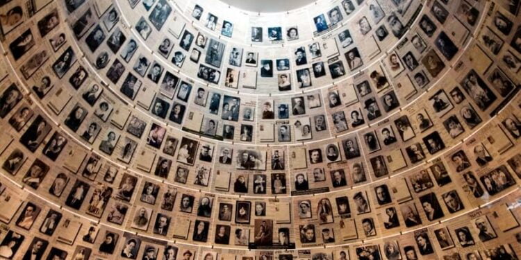 Un profesor de la Colegiul Militar și un altul de la Vicovu de Sus, la un seminar de formare avînd ca temă Holocaustul, la Institutul Yad Vashem din Ierusalim