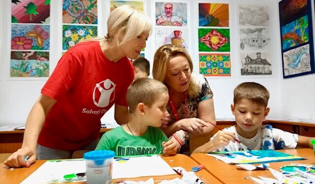 Organizația ”Salvați Copiii”, prezentă, în continuare, în taberele de la Rădăuți și la Siret, dar și cu un centru de consiliere în municipiul Suceava