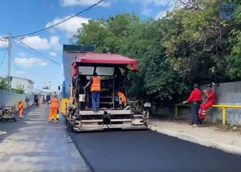Pe strada Bazarului s-a refăcut covorul asfaltic, s-au amenjat 115 locuri de parcare și s-a introdus o rețea de colectare a apelor menajere și pluviale