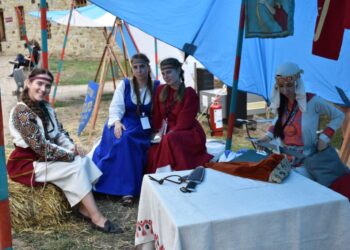 Tînăra domniță de la Festivalul Medieval și tînăra ospătăriță de la ”Ceaunul Răzeșului”
